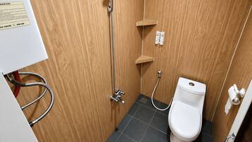 Deluxe Suite | Bathroom | Shower, towels, soap, shampoo
