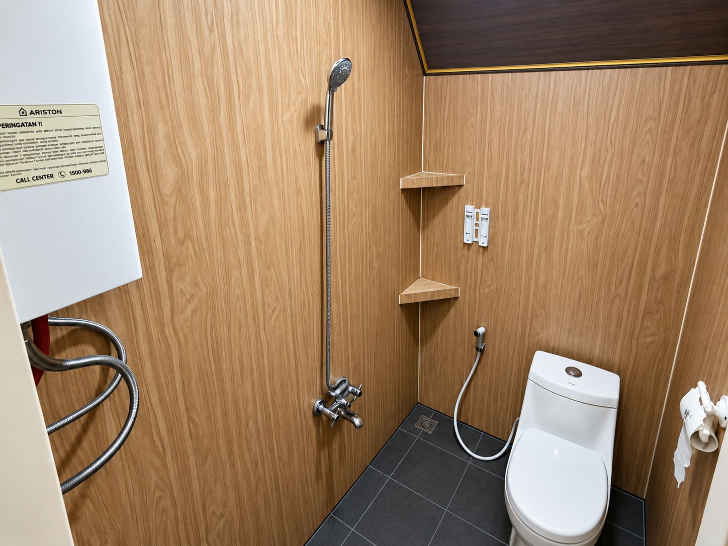 Un baño pequeño con ducha, inodoro y un letrero de centro de llamadas.