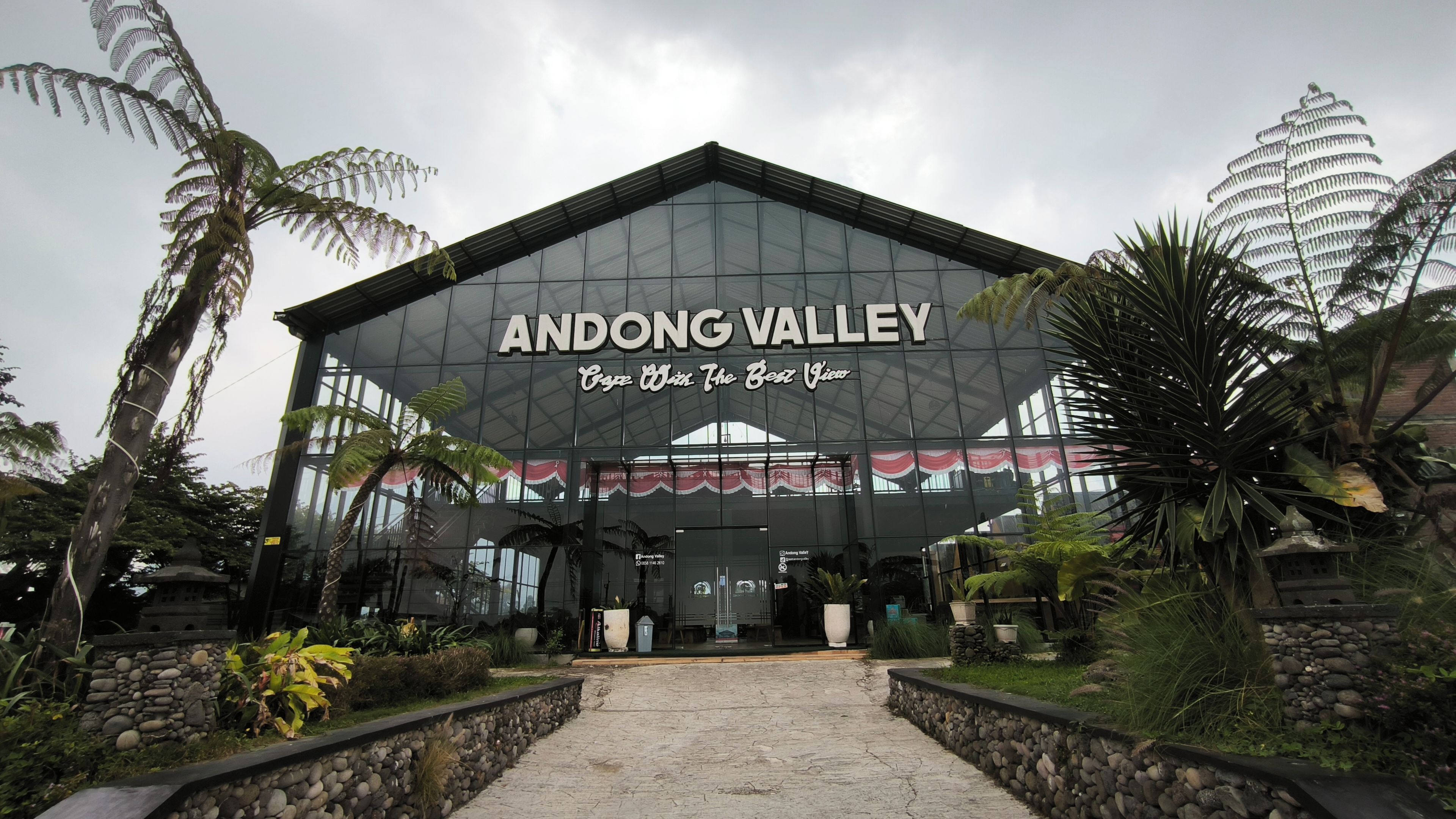 A building with a sign reading 'ANDONG VALLEY' and 'Come Win The Best View'.