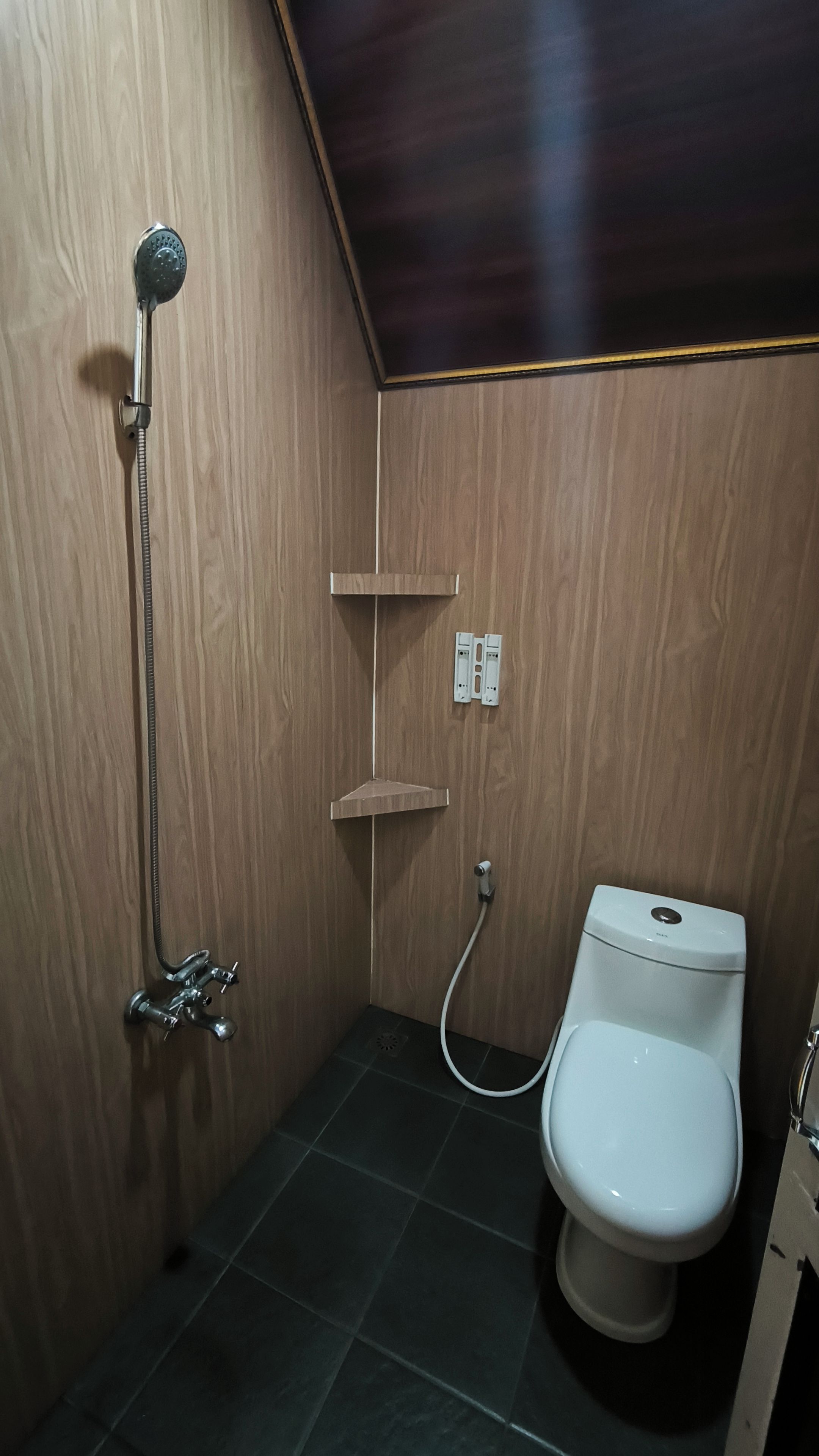 Deluxe Suite | Bathroom | Shower, towels, soap, shampoo