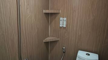 Deluxe Suite | Bathroom | Shower, towels, soap, shampoo