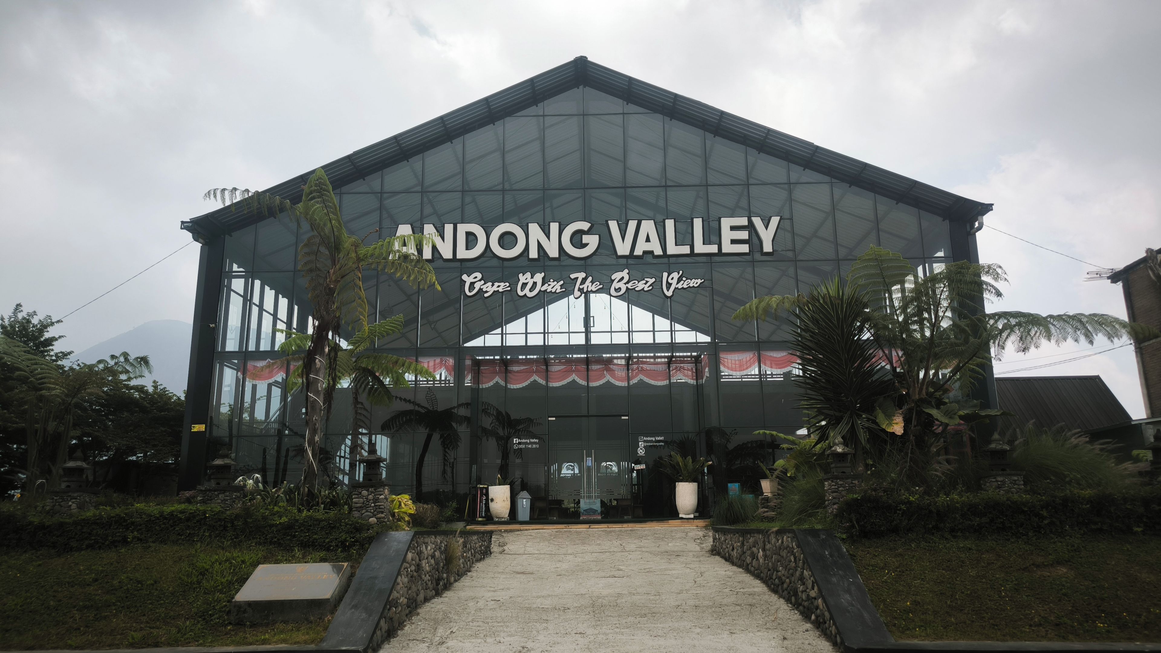 Un edificio con el letrero 'ANDONG VALLEY' y el eslogan 'Ven a Disfrutar de la Mejor Vista'.