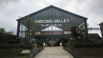 Un edificio con el letrero 'ANDONG VALLEY' y el eslogan 'Ven a Disfrutar de la Mejor Vista'.