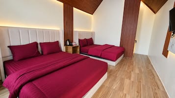 Ein Hotelzimmer mit zwei Betten, Holzboden und modernem Design.