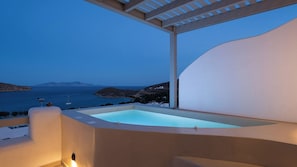 A modern outdoor hot tub with a view of the sea and hills. - Gea Perla Serifos (Serifos)