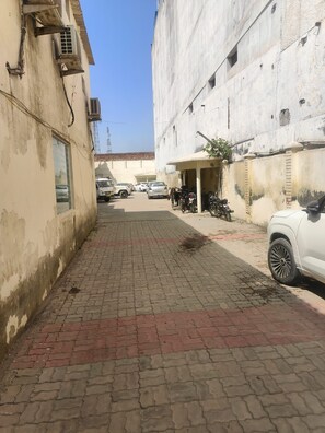 مواقف سيارات مجانية