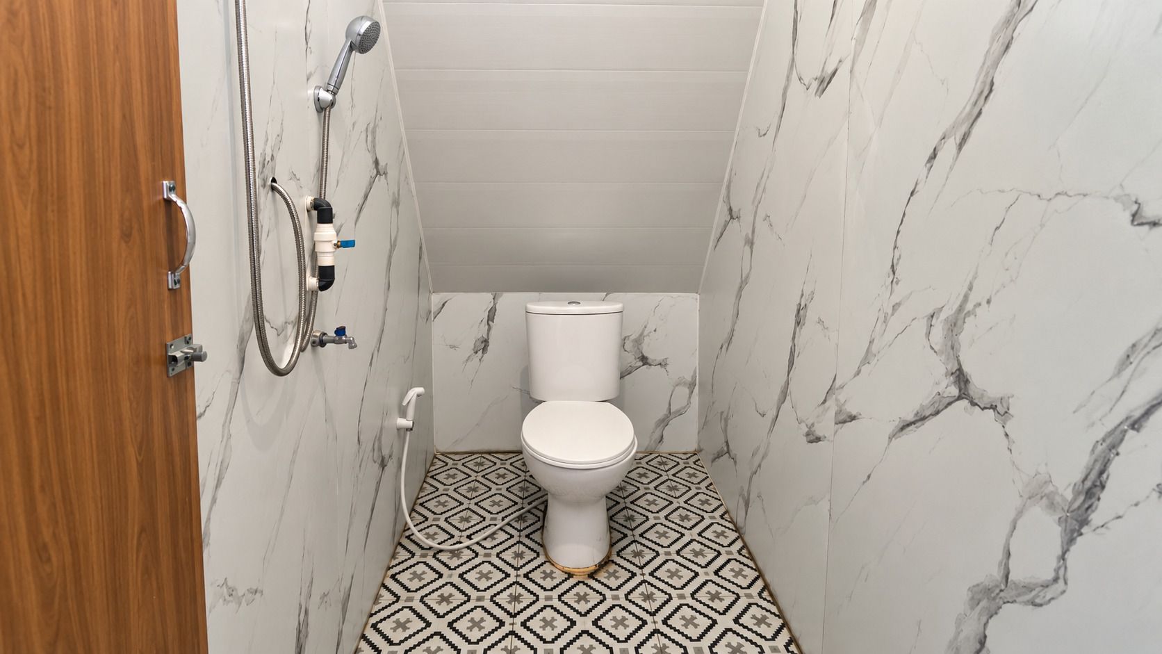 Family Room | Bathroom | Shower, towels, soap, shampoo