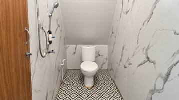 Family Room | Bathroom | Shower, towels, soap, shampoo