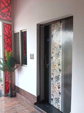 Ảnh chưa phân loại, 2 trong số 18 ảnh, nút