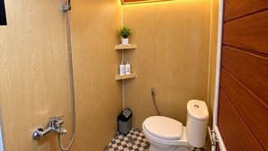 Quarto casal superior | Banheiro | Chuveiro, toalhas de banho, sabonete, shampoo