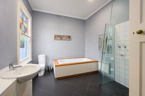 Une salle de bain moderne avec une baignoire, des toilettes et un lavabo.