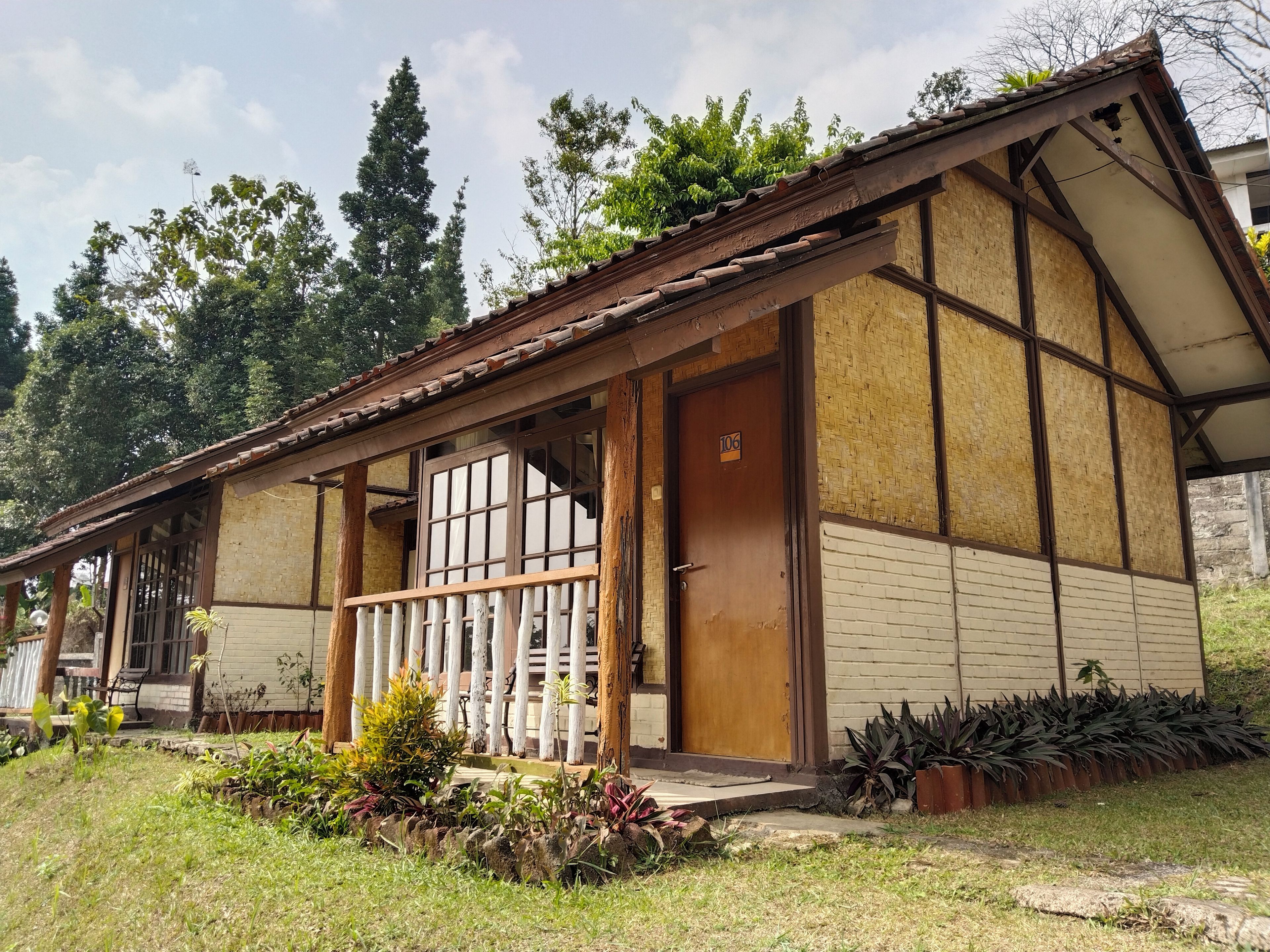 Un edificio tradicional con fachada de madera, ventanas grandes y un balcón.