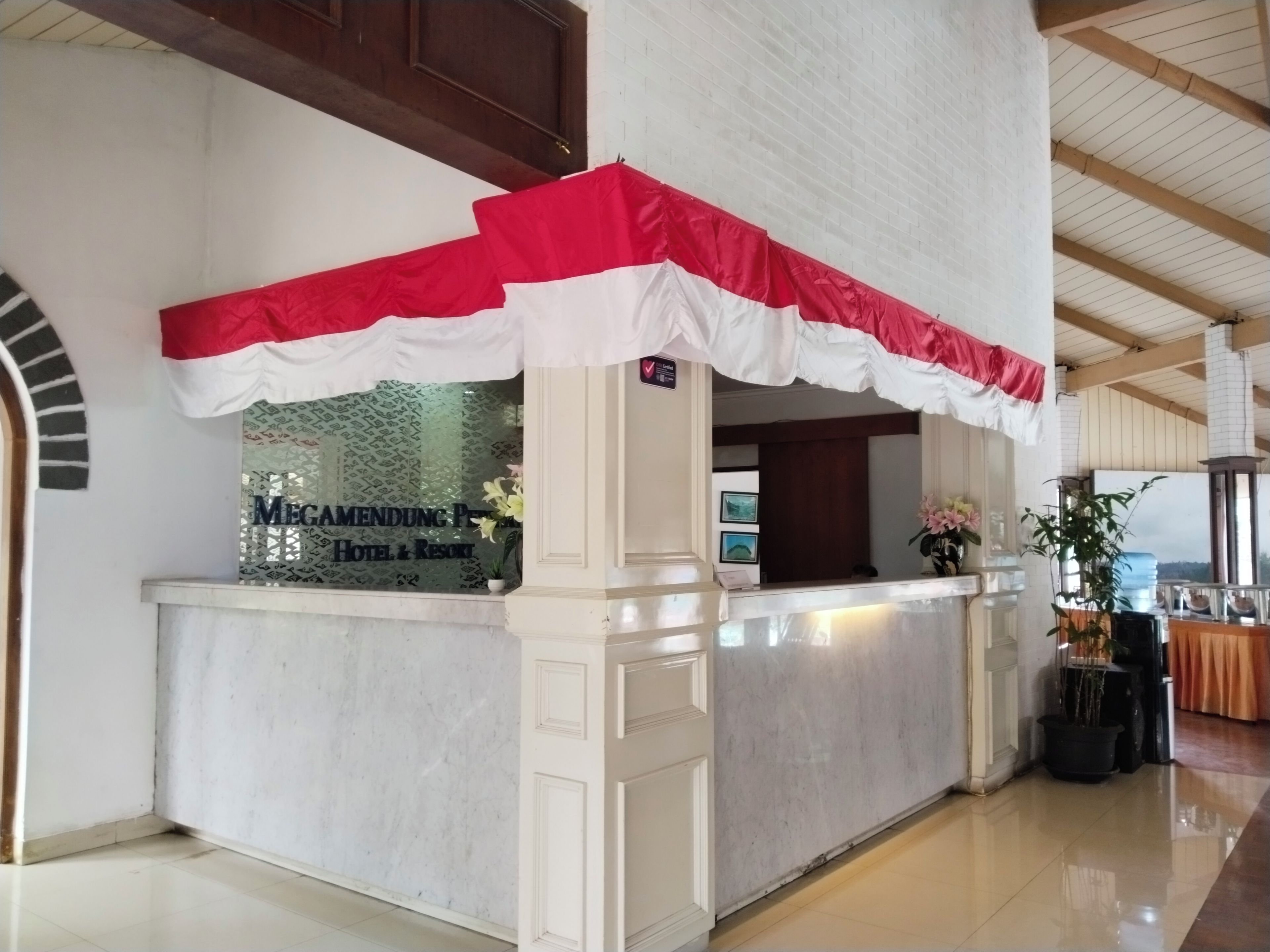Una recepción con un letrero que dice 'MEGAMENDUNG PET HOTEL & RESORT'.