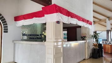 Una recepción con un letrero que dice 'MEGAMENDUNG PET HOTEL & RESORT'.