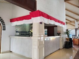 Una recepción con un letrero que dice 'MEGAMENDUNG PET HOTEL & RESORT'.