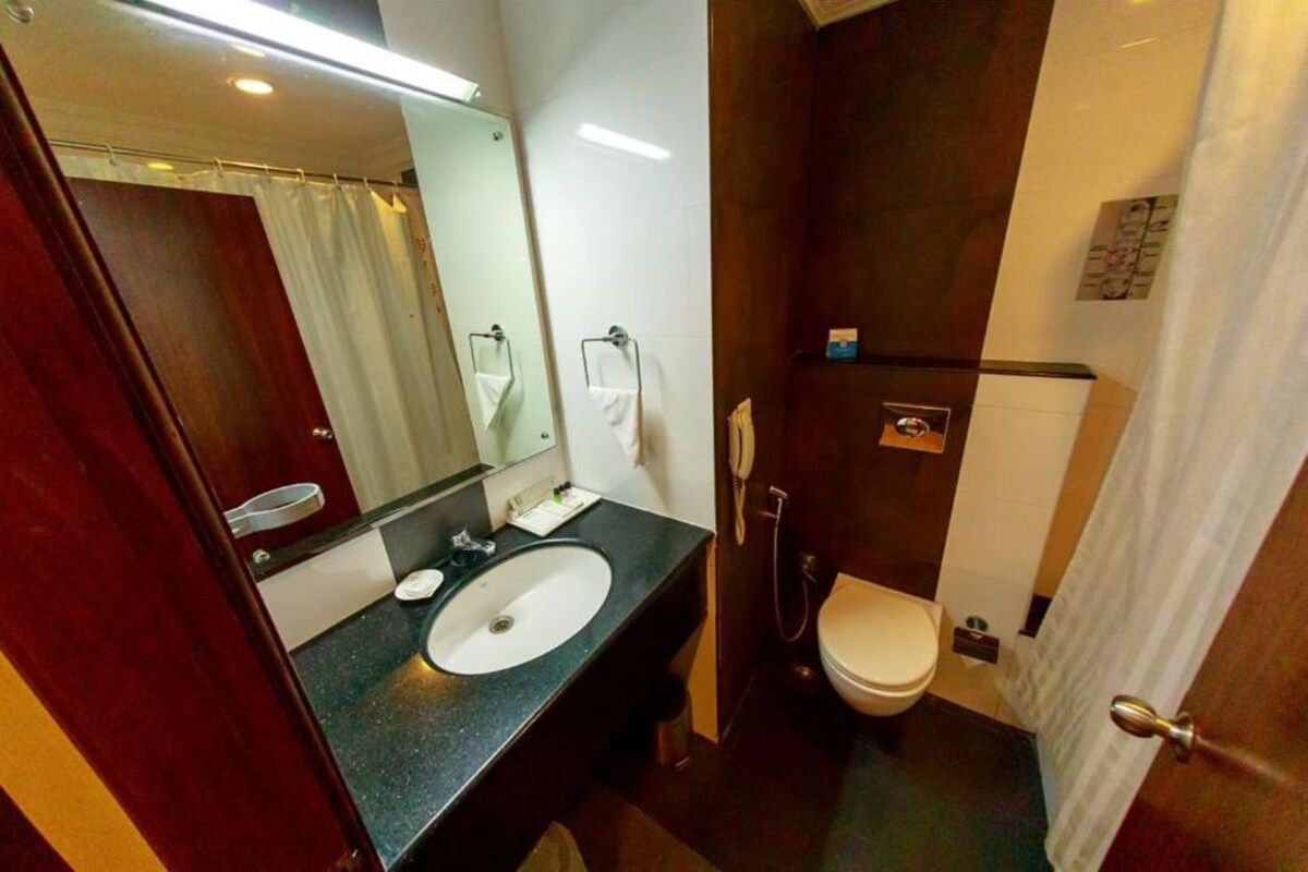 Superior Double Room, Garden View | Bathroom | Shower, free toiletries, hair dryer, towels