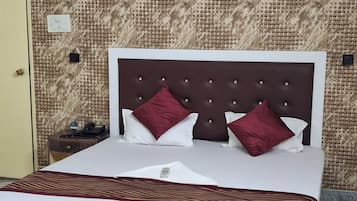 Habitació d'hotel amb un llit, un escriptori i una cadira.