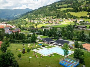 A residential area with houses, a swimming pool, and a bridge. - One-bedroom Cabin (Sankt Georgen am Kreischberg)