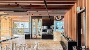 Een receptie met een schaakbord, een glazen scheidingswand en een modern interieur.