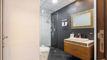Deluxe Apartment, Balcony, City View | Bathroom
