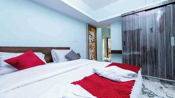 Una habitación de hotel con una cama, un armario y un espejo.