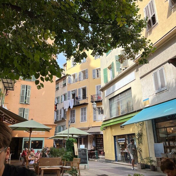 Une cour avec des espaces de repos en plein air, un café et un restaurant.