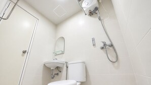 Quarto casal luxo | Banheiro | Chuveiro, toalhas de banho, sabonete 