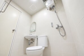 Phòng đôi Deluxe | Phòng tắm | Buồng tắm vòi sen, khăn tắm, xà phòng 