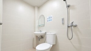 Quarto casal superior | Banheiro | Chuveiro, toalhas de banho, sabonete 