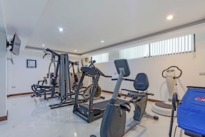 A gym with various exercise equipment, including treadmills and weight machines. - Pratumnak Hill PoolVilla 4BR Luxury(PH2) (Banglamung)
