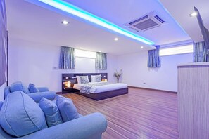 A modern bedroom with a bed, a sofa, and a desk. - Pratumnak Hill PoolVilla 4BR Luxury(PH2) (Banglamung)
