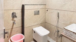Un baño con ducha, inodoro y lavamanos.