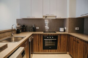 Eine moderne Küche mit einem Backofen von Bosch, einer Spüle und einem Toaster.
