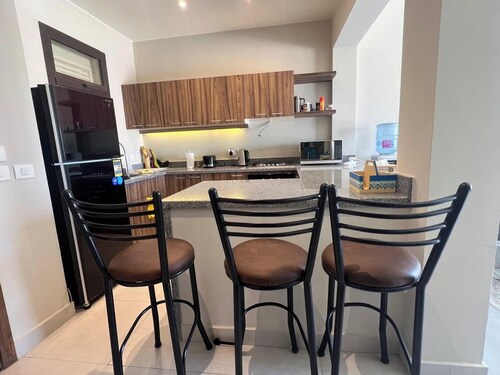 Cyan Luxe Retreat 3BR Townhouse with Lagoon View