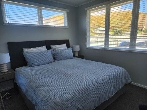 Classic Kiwi bach escape with cliff views