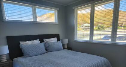 Classic Kiwi bach escape with cliff views
