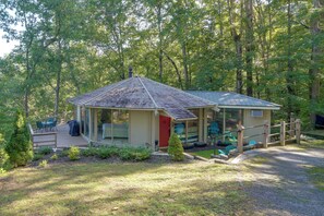 A small cabin with a deck, surrounded by trees. - Boater’s Paradise! Hiwassee Lake Treetop Retreat (Murphy)