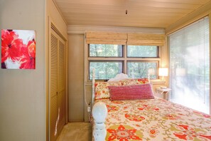 A bedroom with a bed, a window with blinds, a bedside lamp, and a painting on the wall. - Boater’s Paradise! Hiwassee Lake Treetop Retreat (Murphy)