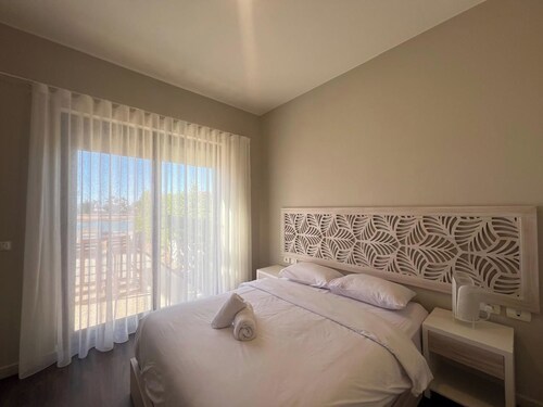 Cyan Chic: Modern 3BR Townhouse with Lagoon Access