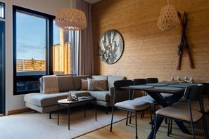 Ein modernes Wohnzimmer mit einer Couch, einem Couchtisch und einem Essbereich.