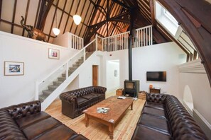 Una Smart TV, una chimenea, una mesa de tenis de mesa, libros