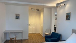 Hotellihuone, jossa on sänky, työpöytä, tuoli ja vaatekaappi.