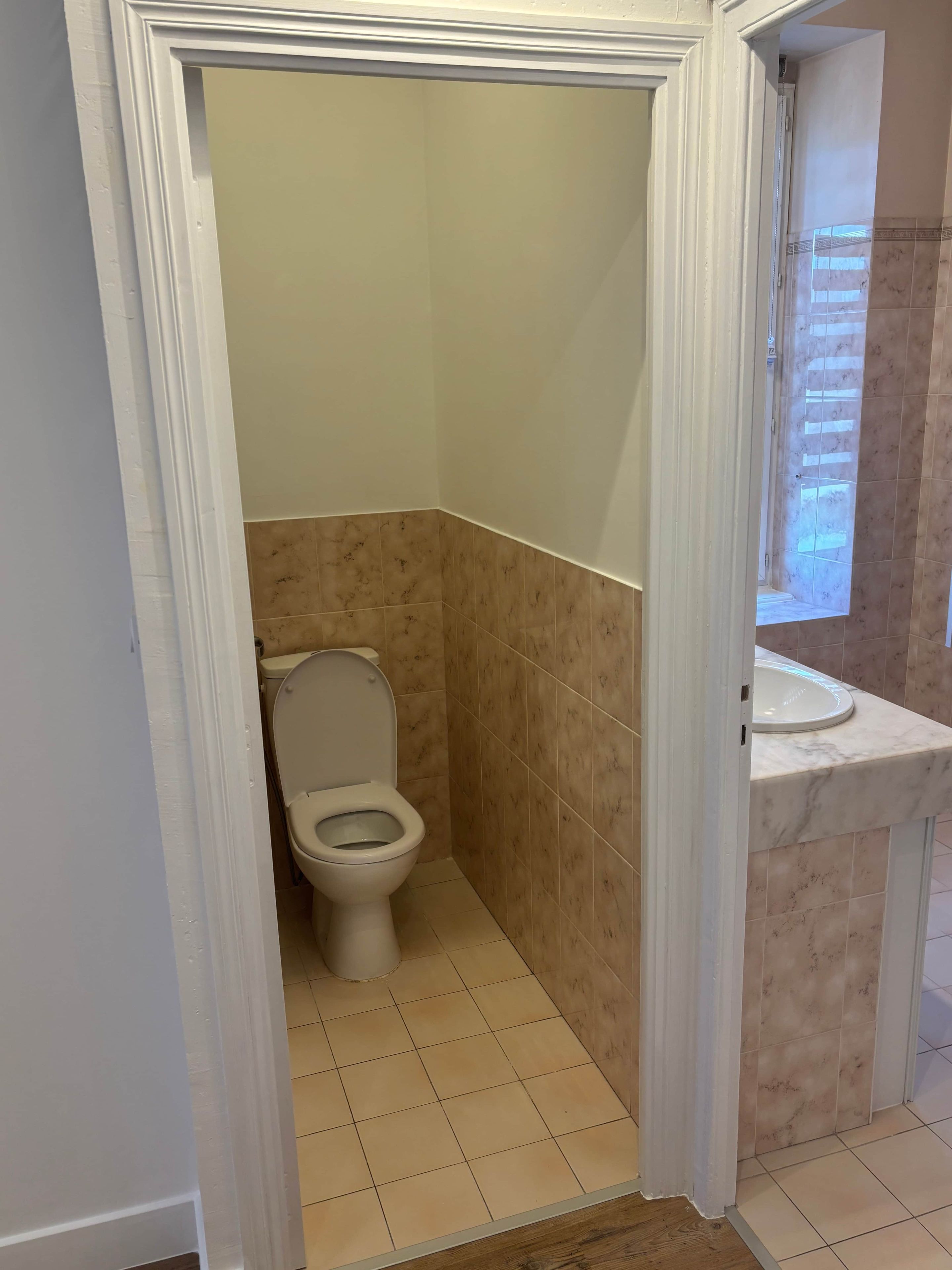 Ein Badezimmer mit Toilette, Waschbecken und Duschbereich.