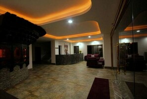 Standardværelse - balkon - byudsigt | Lobby