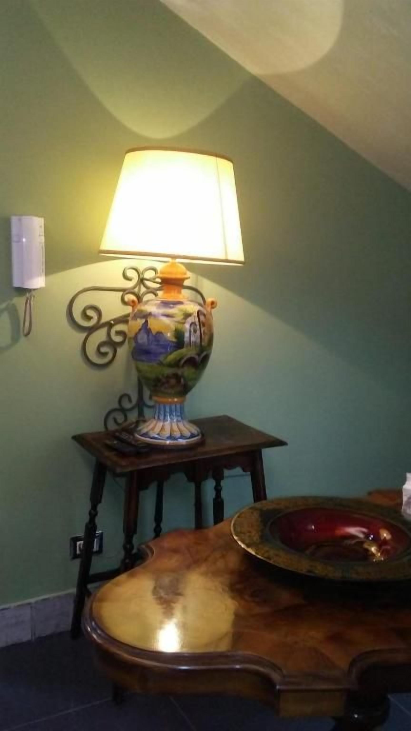 Un'area pranzo con un tavolo e una lampada.