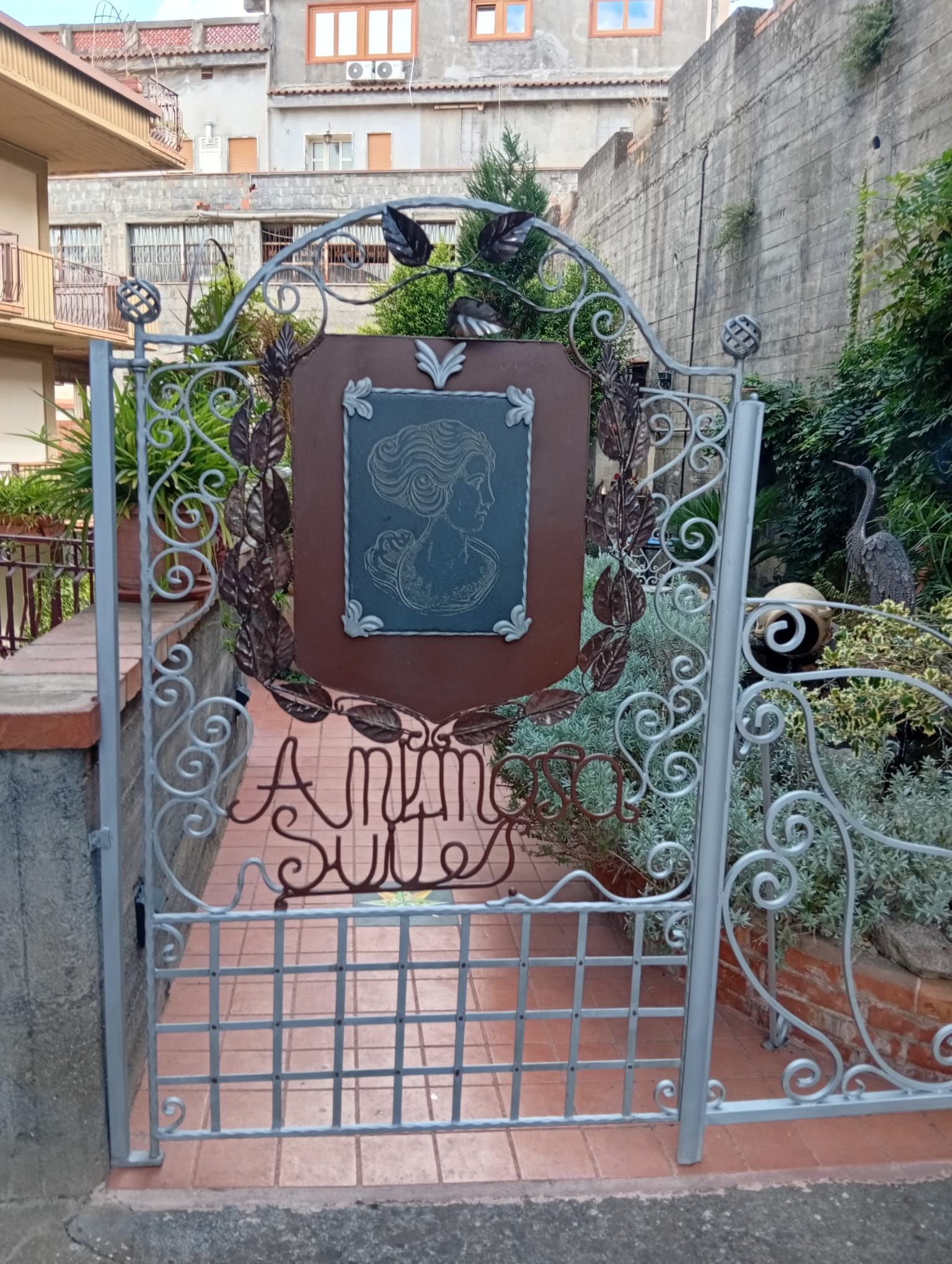 Una entrada con puerta y un letrero decorativo con el perfil de una mujer.