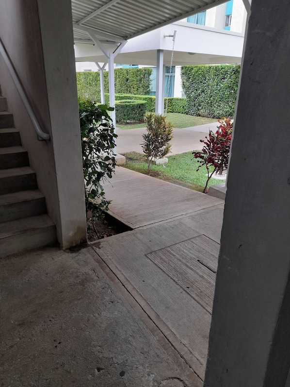 Un espacio al aire libre cubierto con una escalera de hormigón que da a una acera.