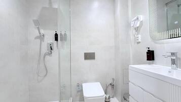 Standard Double or Twin Room | Bathroom