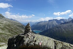 Berglandschap met een cairn op een rotsachtige richel.