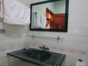 Basic Room | Bathroom - LILY HOTEL NINH BINH (Nam Dinh)